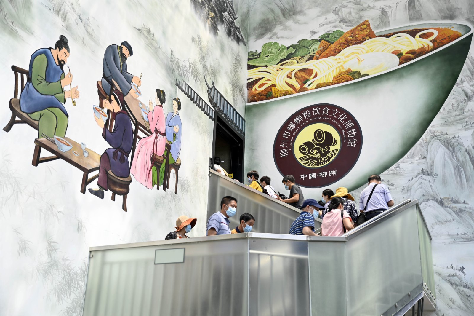 4月29日，在廣西柳州螺螄粉產業園，遊客參觀柳州市螺螄粉飲食文化博物館。