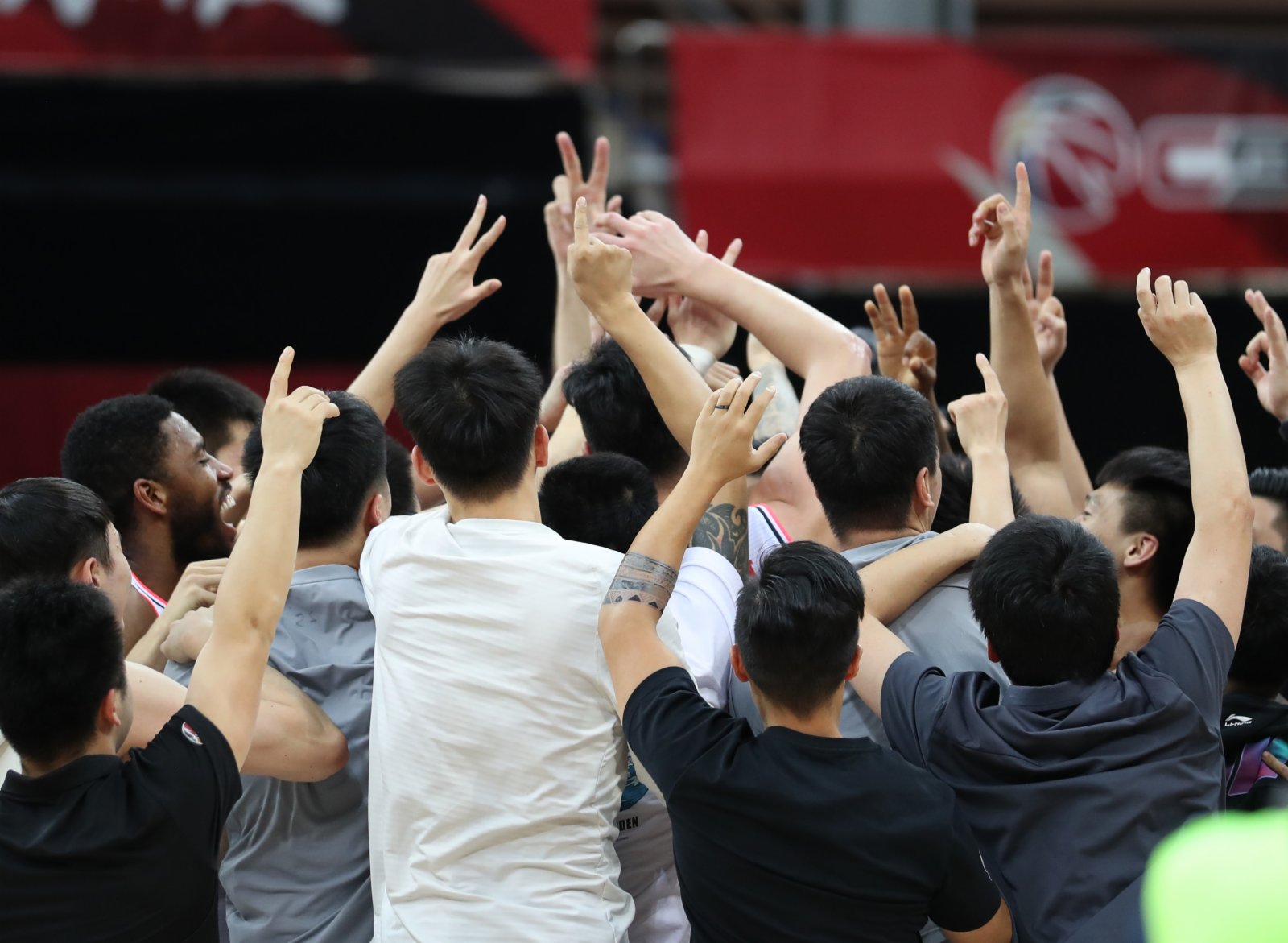 5月1日，廣東東莞大益隊賽後慶祝奪冠。（新華社）