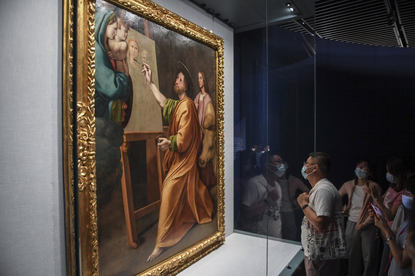 5月3日，觀眾在欣賞展出作品《聖路加在拉斐爾面前繪畫聖母子像》。（新華社）