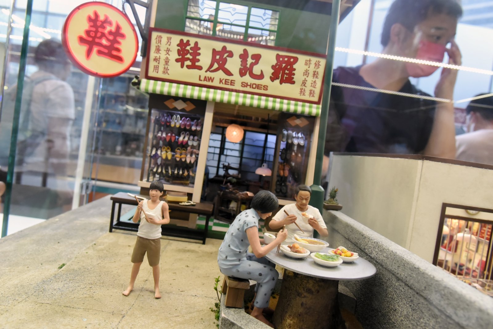 5月3日，香港不少市民慕名前往觀塘全新商場裕民坊，觀賞「官塘  傳情 微縮藝術展」。（香港中通社）