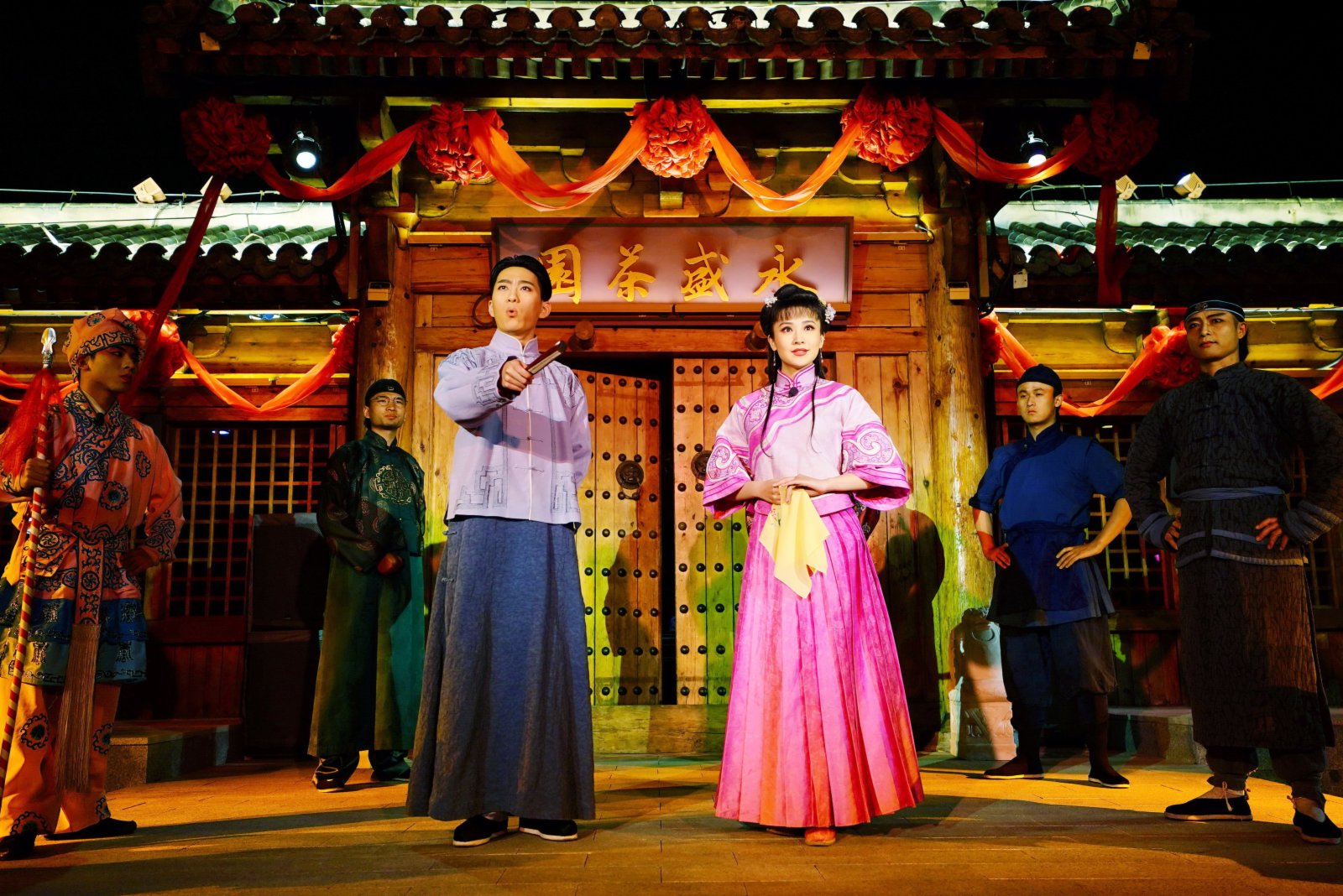 5月3日,演員在唐山市南湖景區為遊客表演沉浸式體驗劇《那年芳華》。 5月3日,演員在唐山市南湖景區為遊客表演沉浸式體驗劇《那年芳華》。