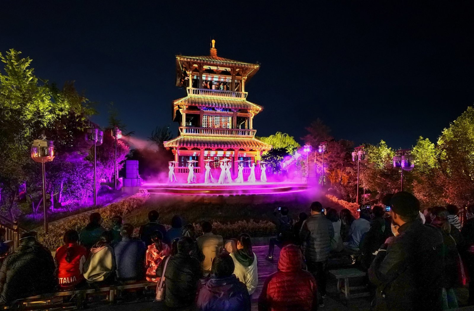 5月3日,演員在唐山市南湖景區為遊客表演沉浸式體驗劇《那年芳華》。 5月3日,演員在唐山市南湖景區為遊客表演沉浸式體驗劇《那年芳華》。