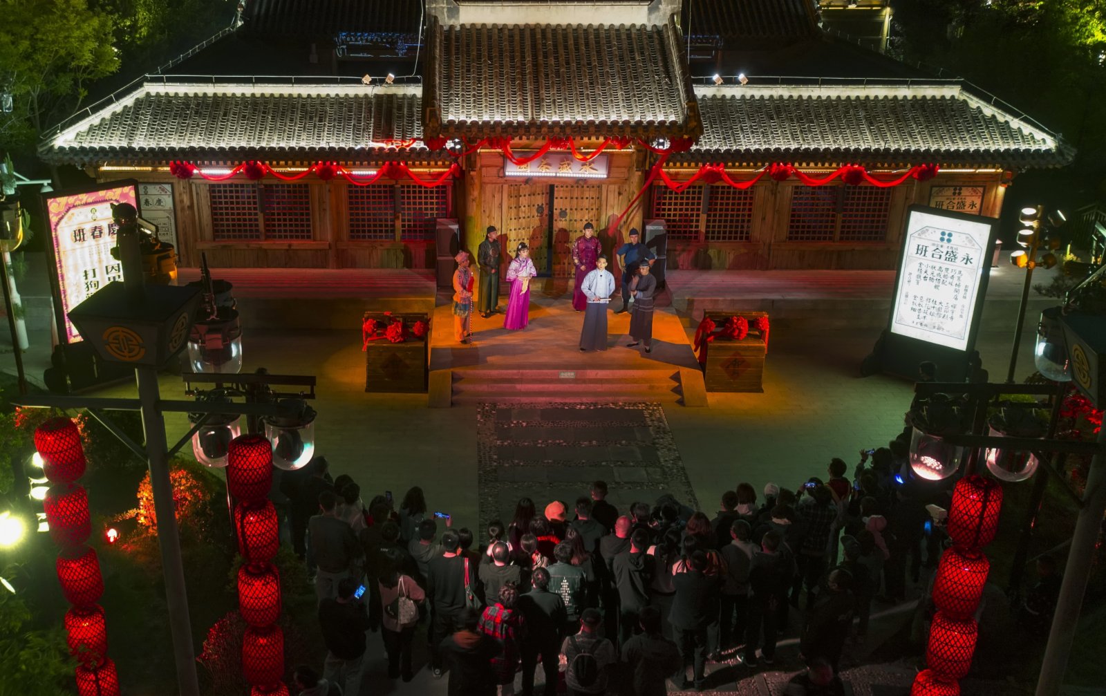 5月3日,演員在唐山市南湖景區為遊客表演沉浸式體驗劇《那年芳華》 5月3日,演員在唐山市南湖景區為遊客表演沉浸式體驗劇《那年芳華》