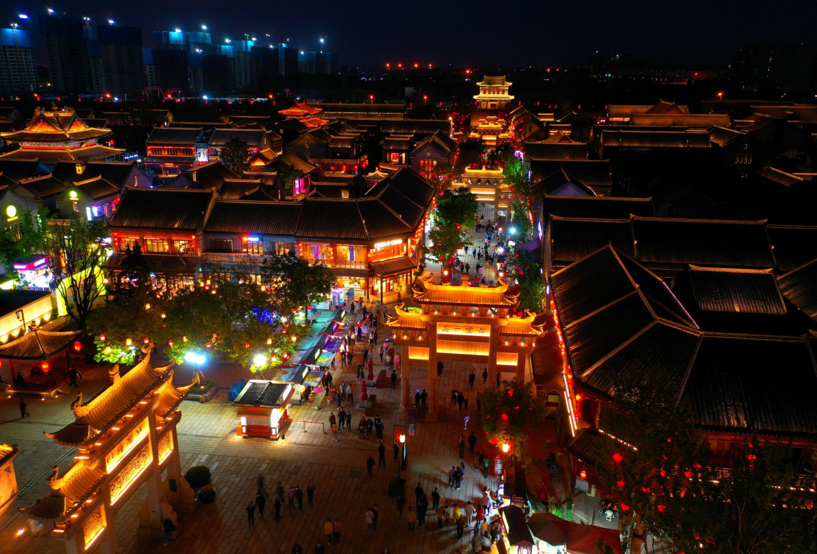 5月3日晚，遊客在即墨古城遊覽。（新華社）