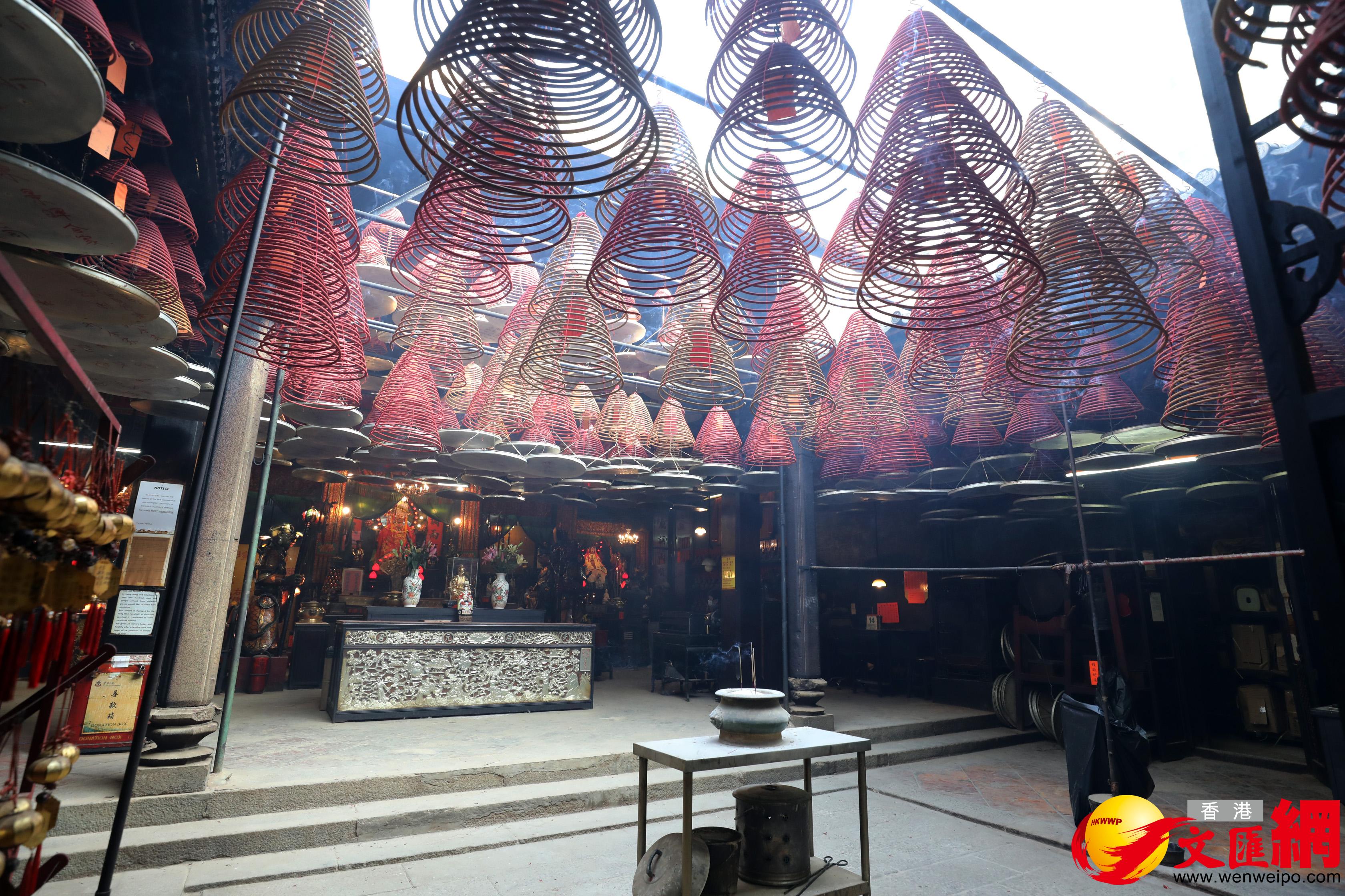 天后廟內香火鼎盛，一圈圈的盤香，既是人間的煙火氣，也象征着市民美好的願景。香港文匯報記者攝