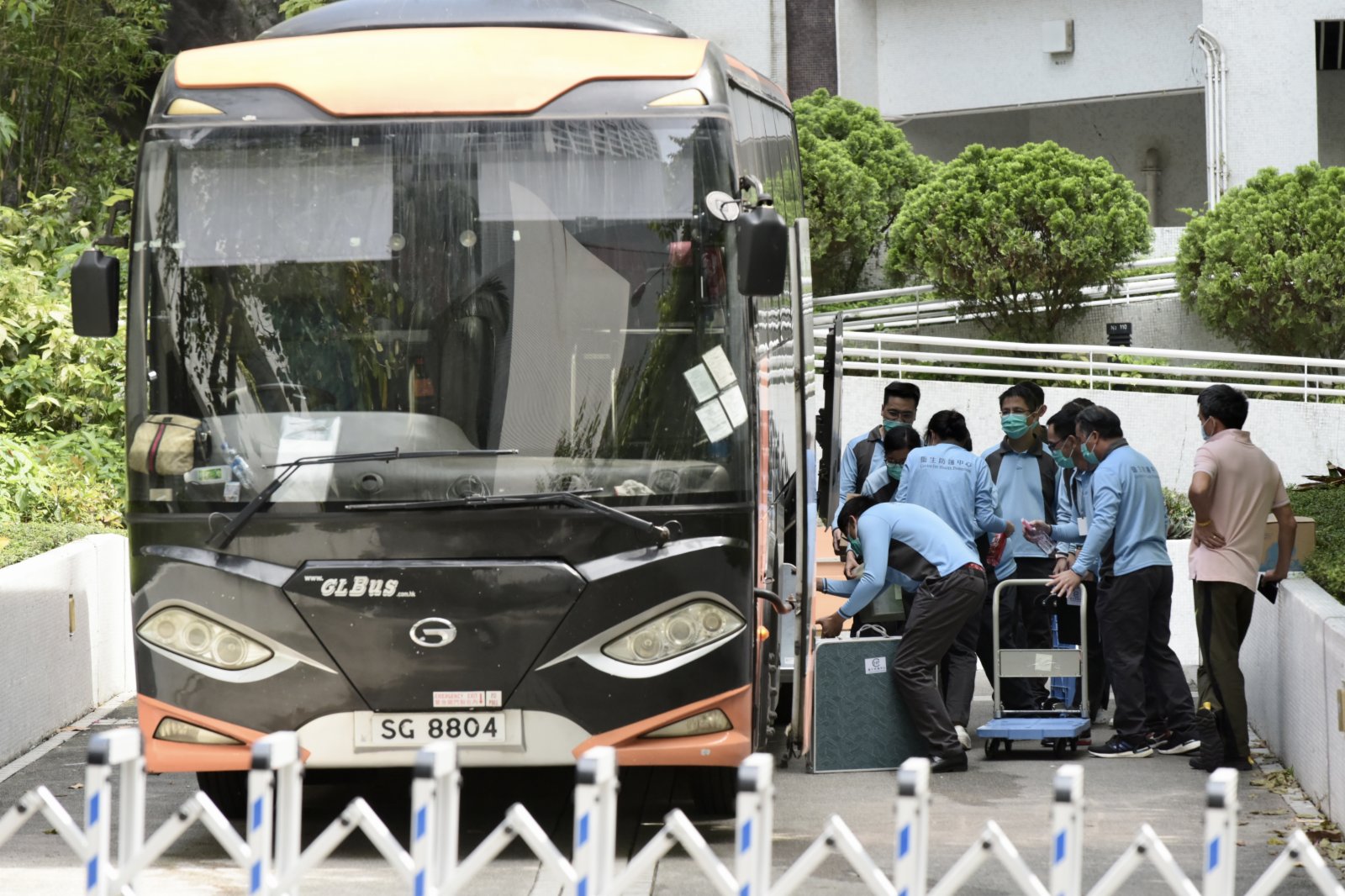 圖為撤離行動完成，衞生防護中心人員離開。（中新社）