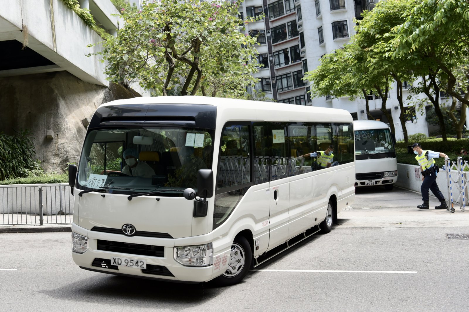 圖為衞生署車輛接載住戶前往檢疫中心。（中新社）