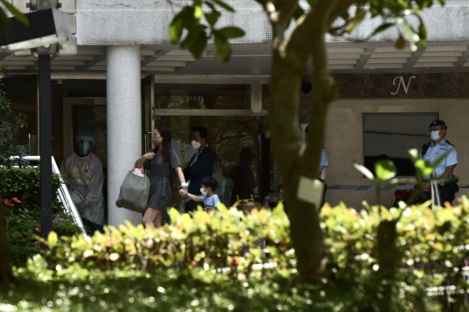 圖為衞生署人員安排住戶前往檢疫中心。（中新社）