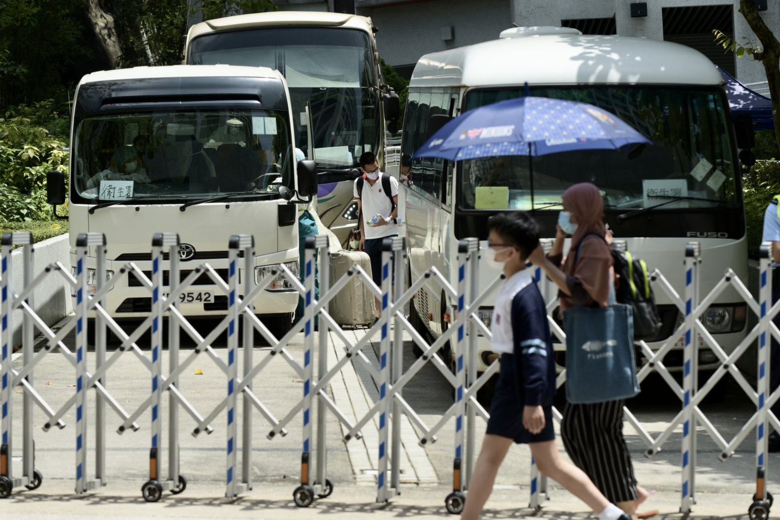 圖為住戶登上衞生署車輛前往檢疫中心。（中新社）