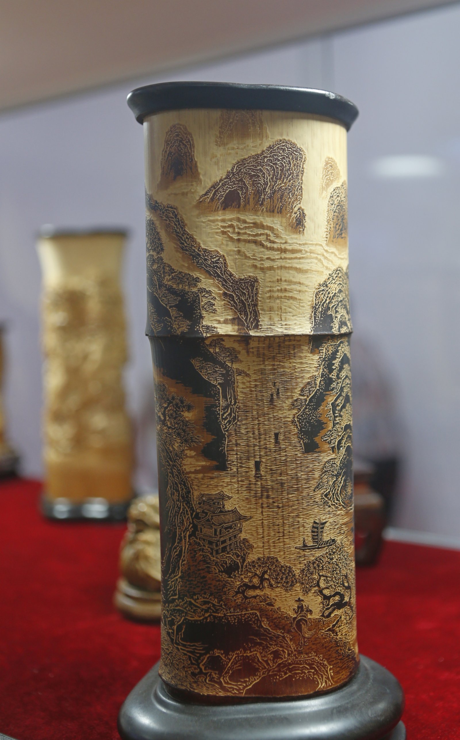 這是5月9日在消博會拍攝的竹雕筆筒。新華社