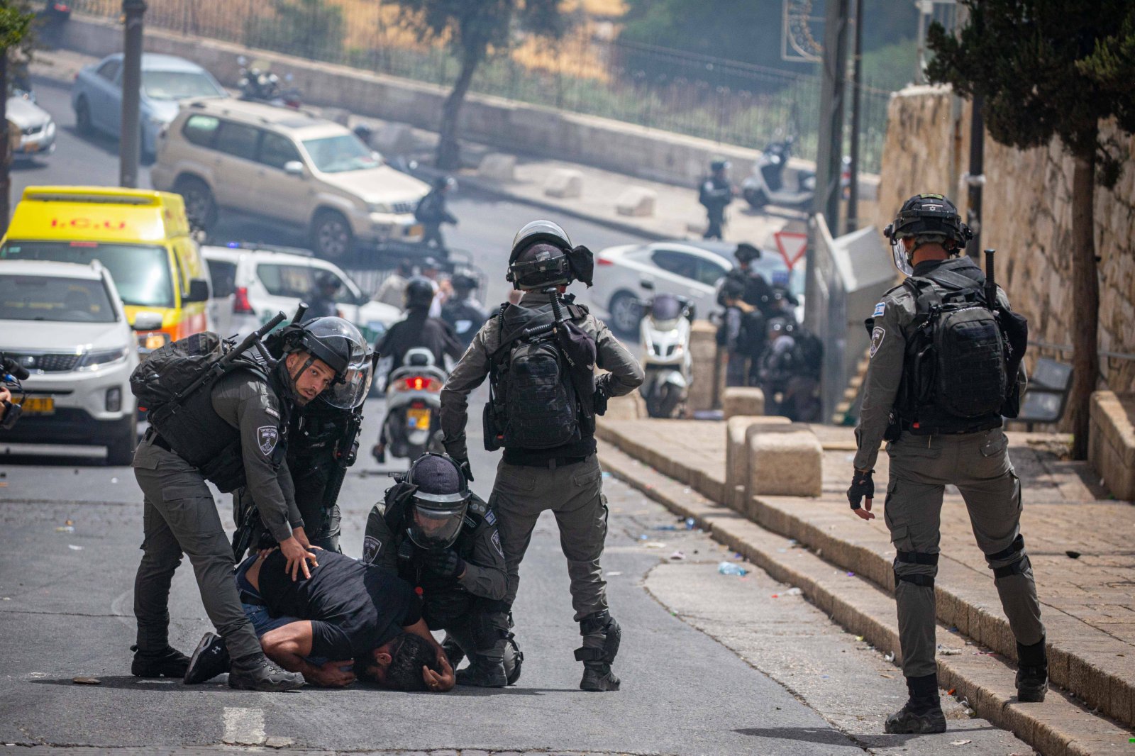  5月10日，在耶路撒冷老城聖殿山（穆斯林稱「尊貴禁地」）附近，以色列警察逮捕一名巴勒斯坦示威者。