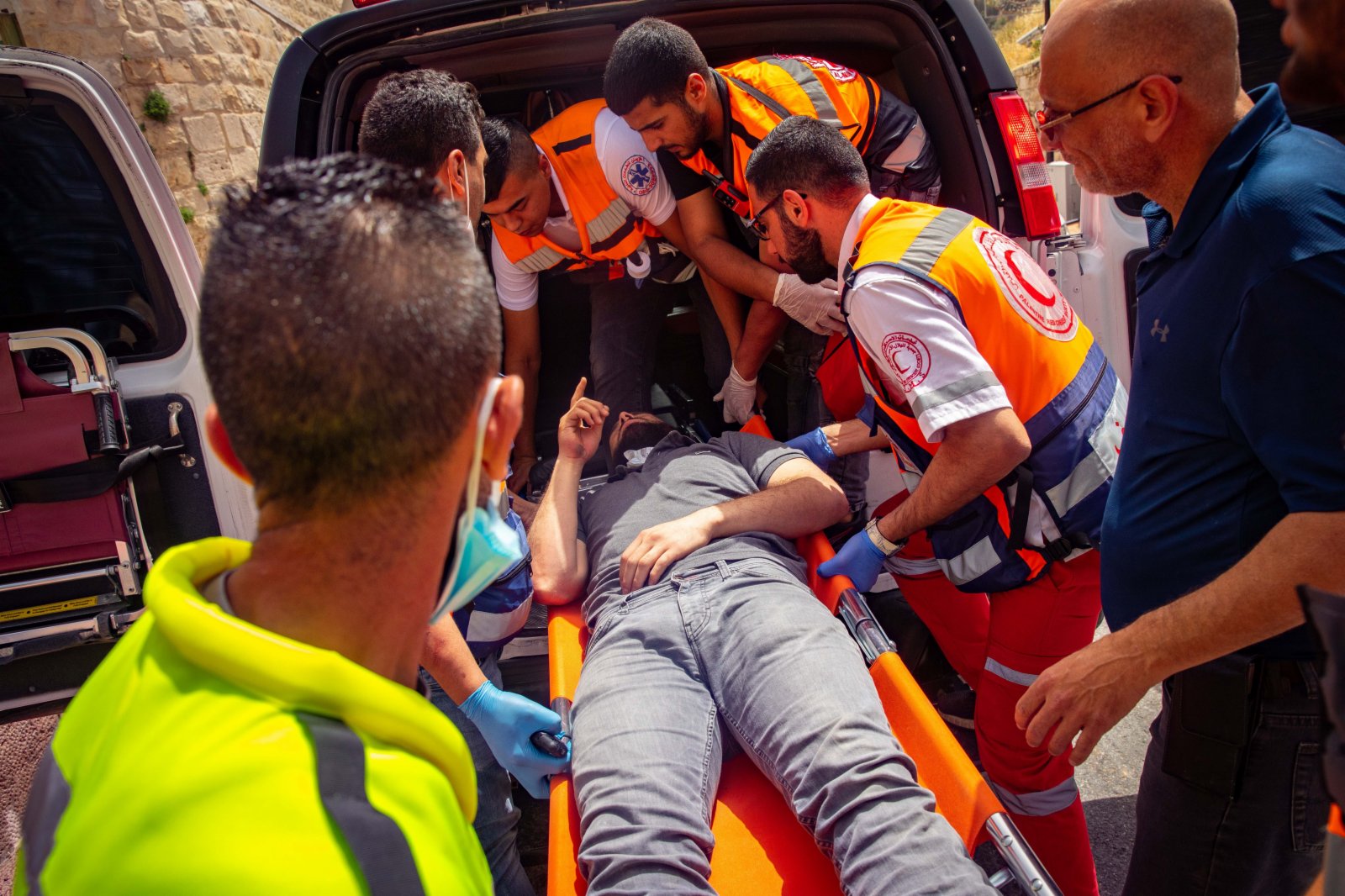  5月10日，一名在耶路撒冷老城聖殿山（穆斯林稱「尊貴禁地」）衝突中受傷的巴勒斯坦示威者被送醫救治。