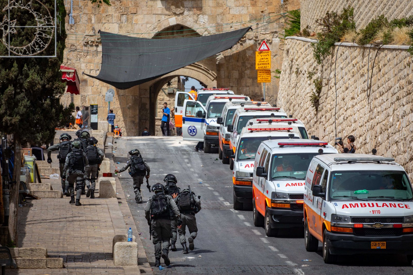  5月10日，以色列警察在耶路撒冷老城聖殿山（穆斯林稱「尊貴禁地」）附近執行任務。