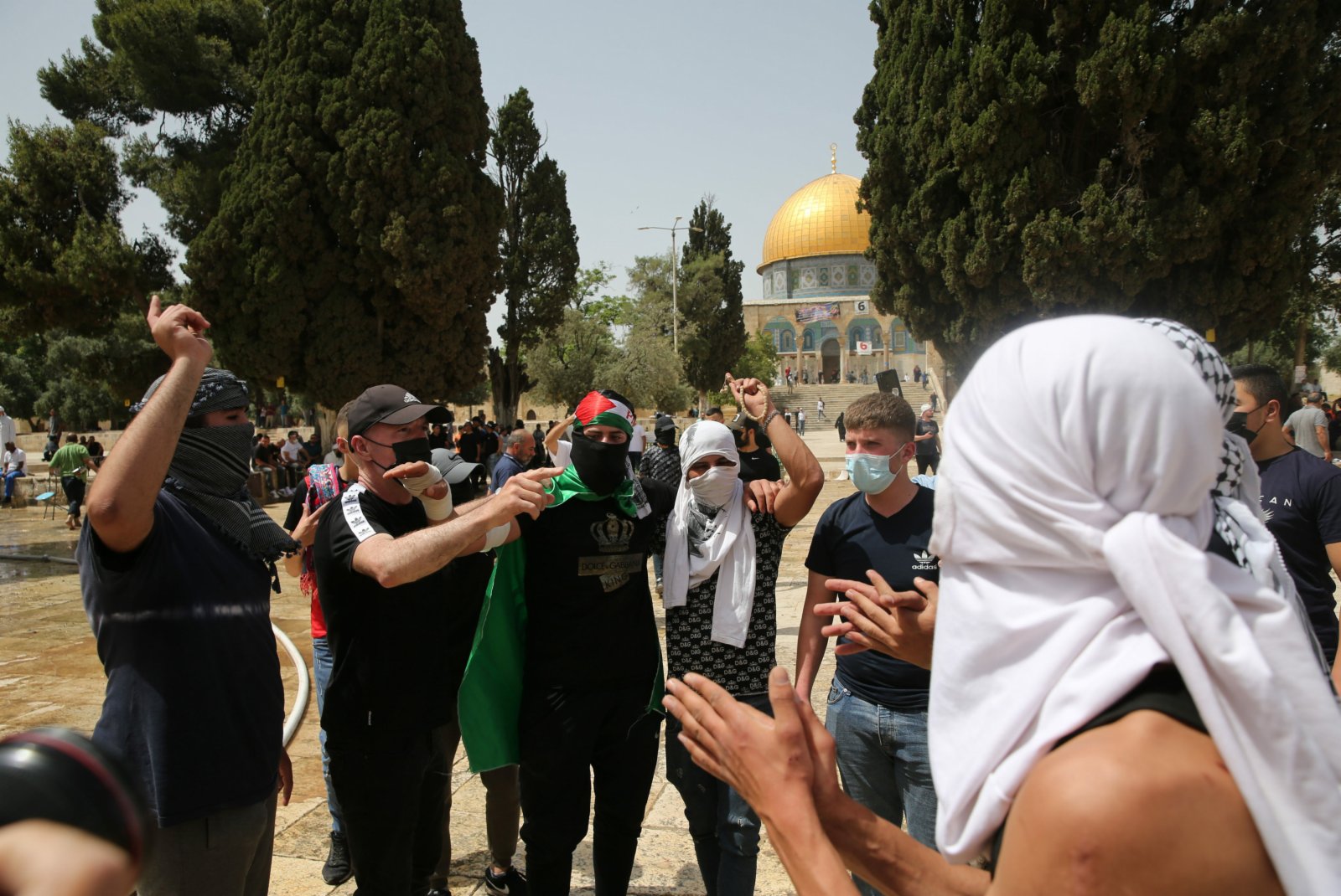  5月10日，在耶路撒冷老城聖殿山（穆斯林稱「尊貴禁地」），巴勒斯坦民眾參加抗議活動。