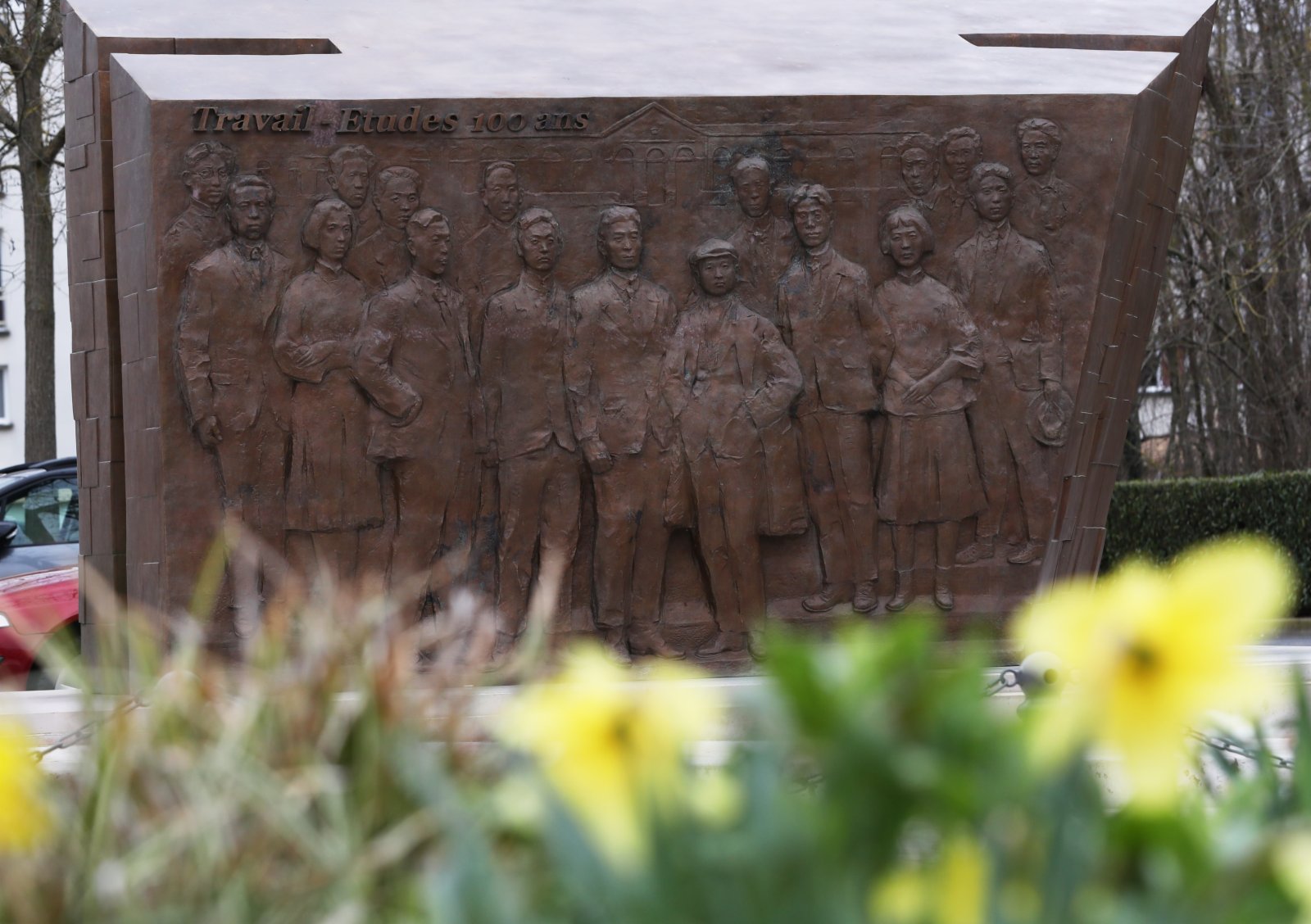 這是3月22日在法國蒙達爾紀火車站前的鄧小平廣場上拍攝的《百年豐碑》雕塑。2019年，為紀念留法勤工儉學運動100周年，大型雕塑《百年豐碑》在鄧小平廣場落成。（新華社）