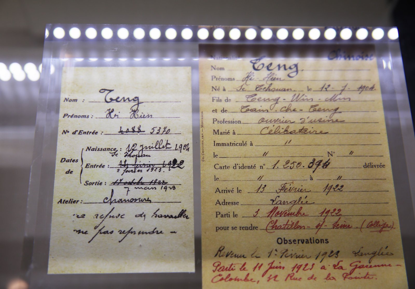 這是3月22日在中國旅法勤工儉學蒙達爾紀紀念館拍攝的鄧小平當年在法國的居留登記卡和工作檔案卡。（新華社）