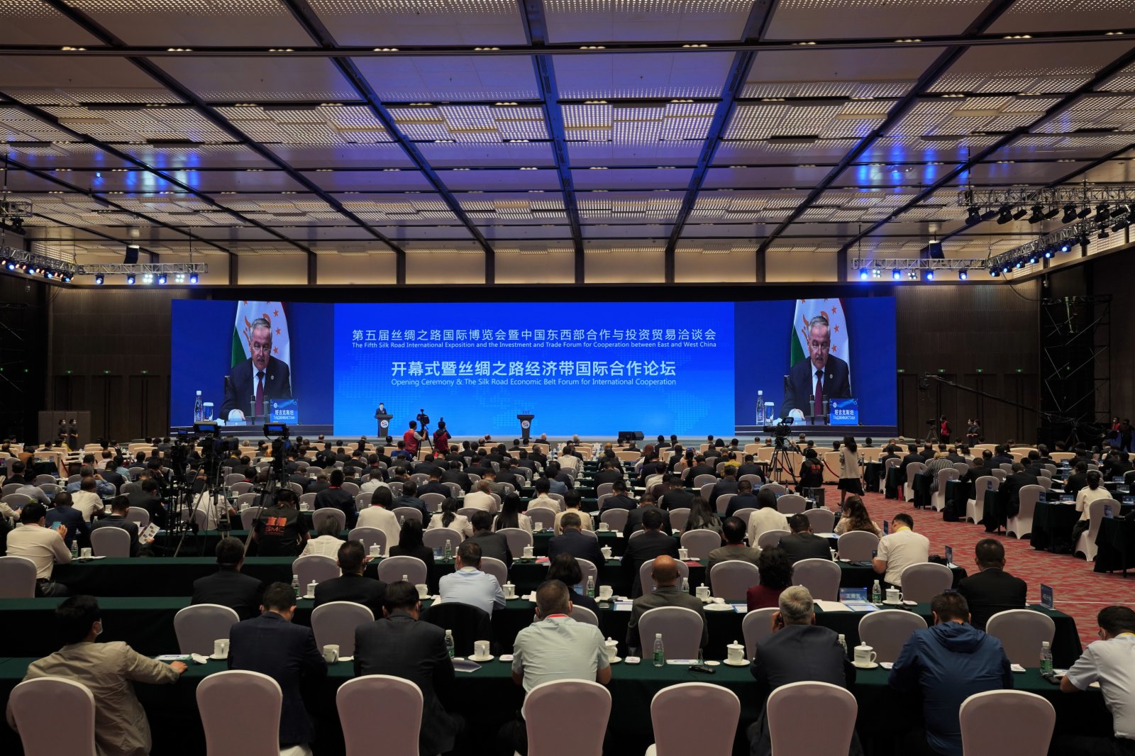 5月11日拍攝的第五屆絲綢之路國際博覽會暨中國東西部合作與投資貿易洽談會開幕式現場。（新華社）