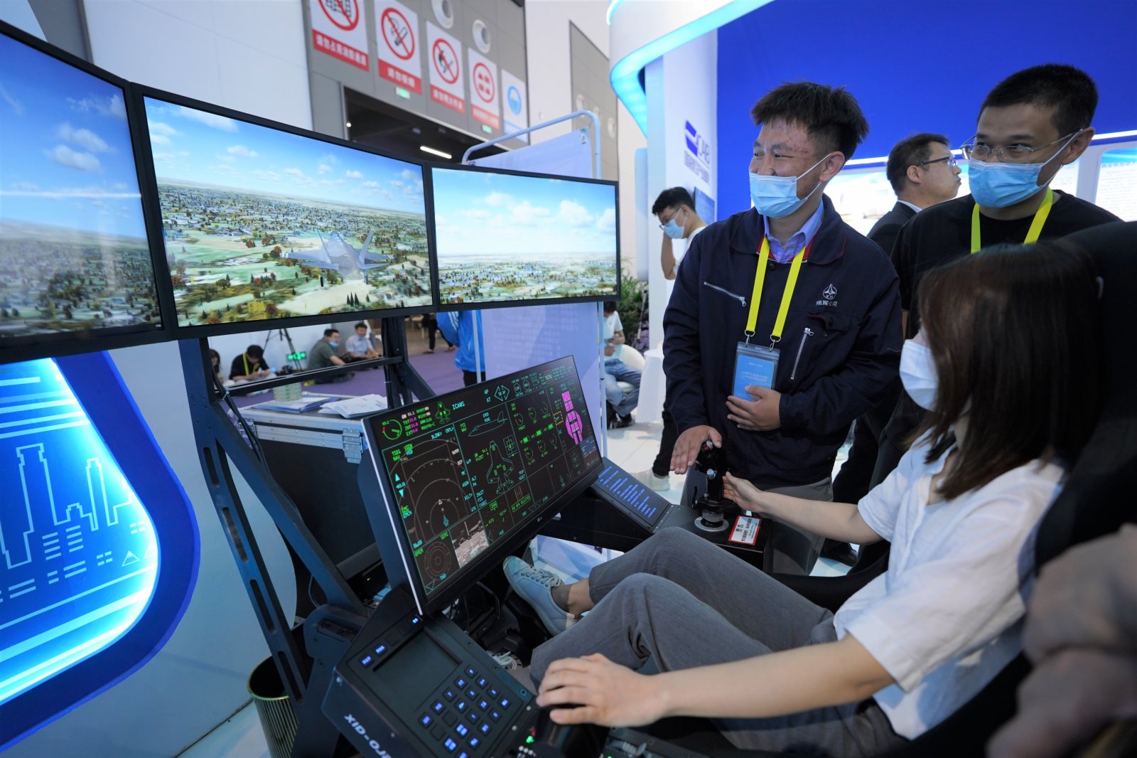 5月11日，觀眾在博覽會上體驗一款飛行駕駛模擬設備。（新華社）