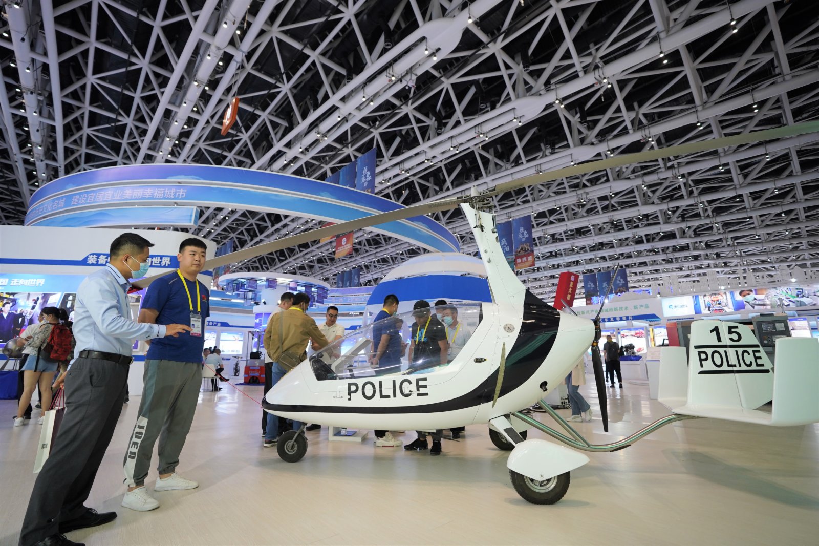 5月11日，觀眾在博覽會上參觀一款飛行器產品。（新華社）