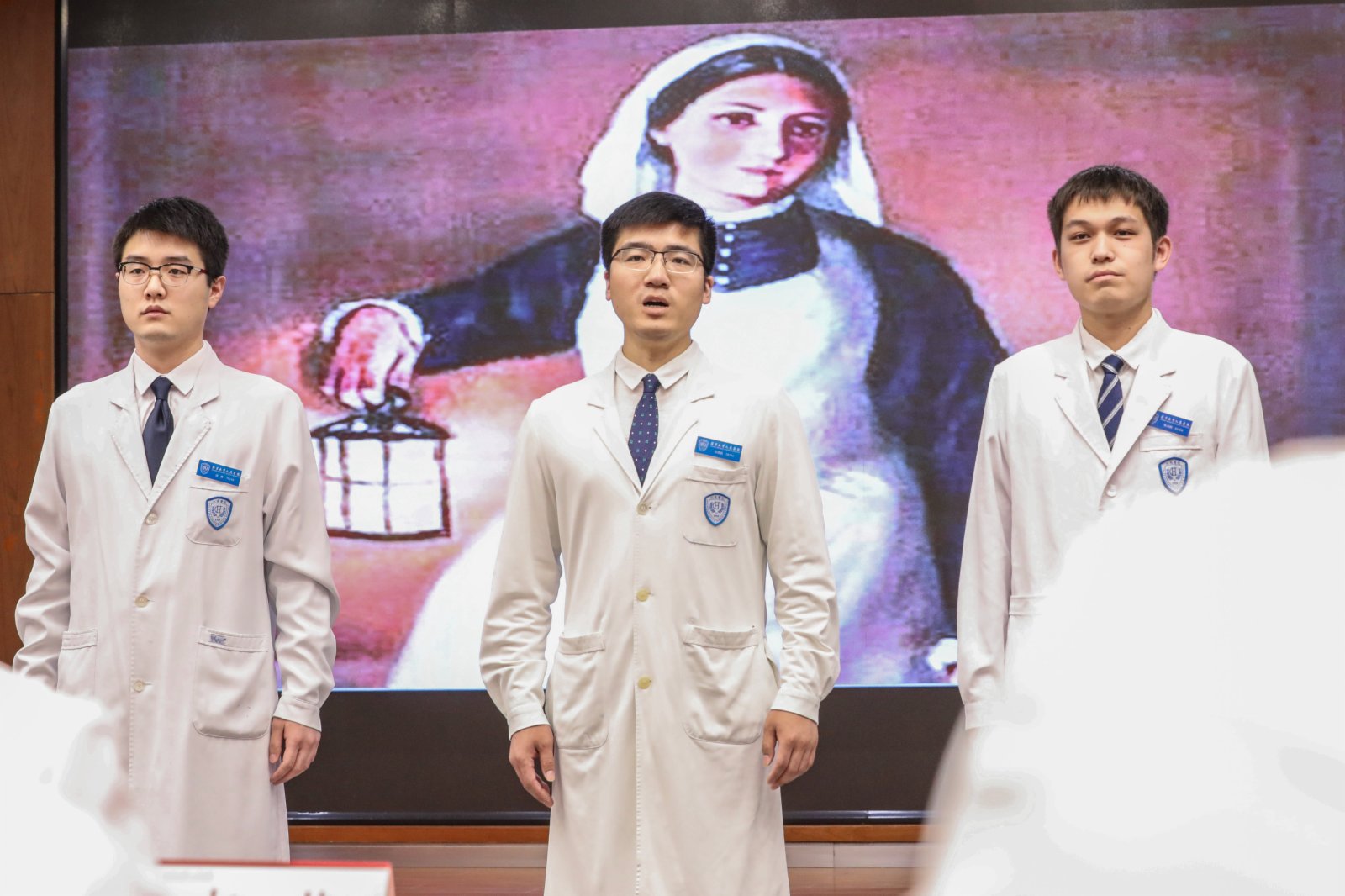 北京大學人民醫院的男護士代表在慶祝活動上演講。
