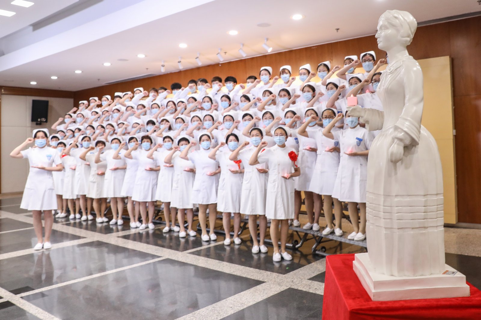 北京大學人民醫院的新入職護士一同重溫南丁格爾誓言。