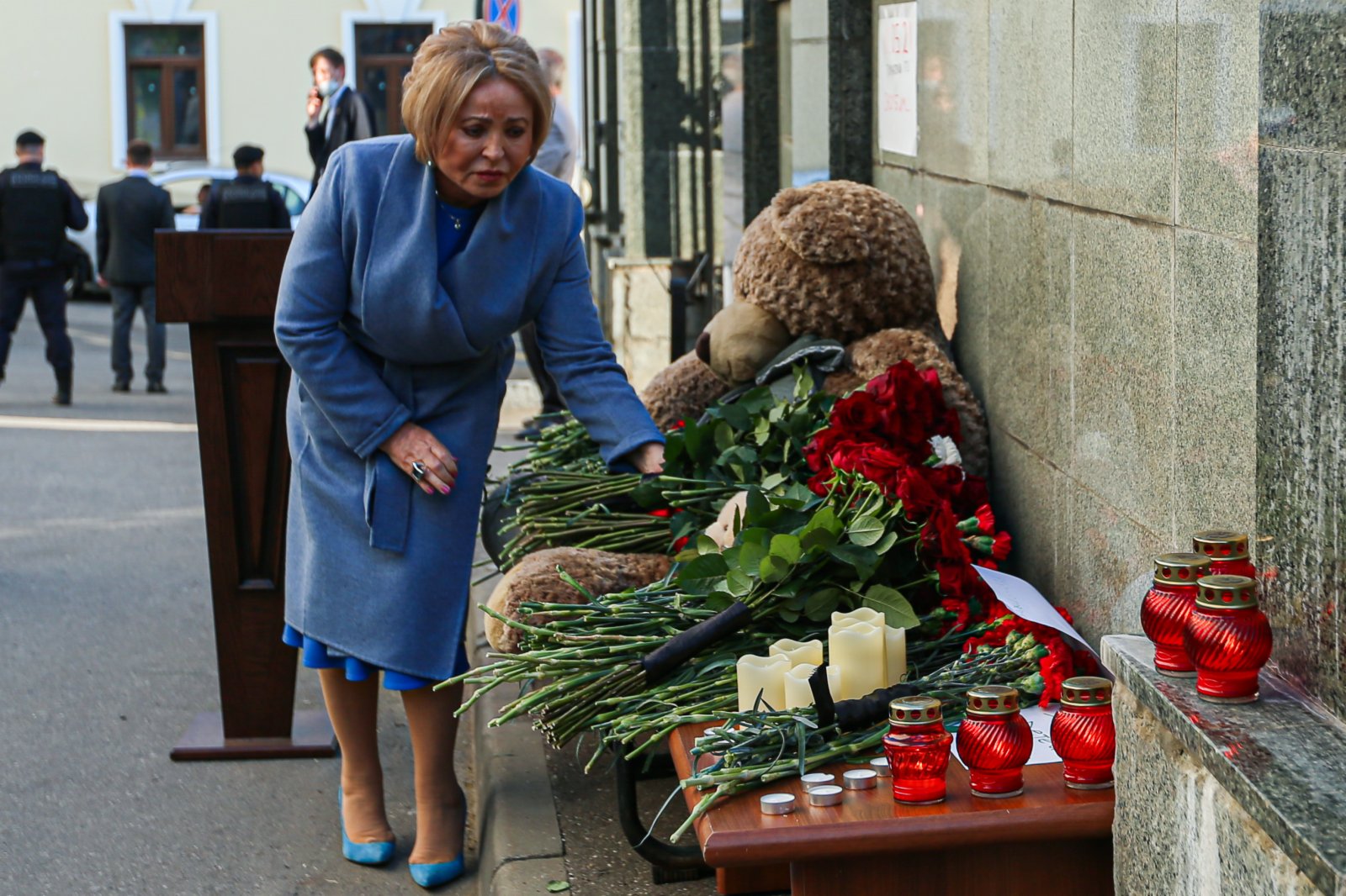 5月11日，俄羅斯聯邦委員會主席馬特維延科來到韃靼斯坦共和國駐莫斯科代表處獻花，悼念喀山槍擊事件遇難者。（新華社）
