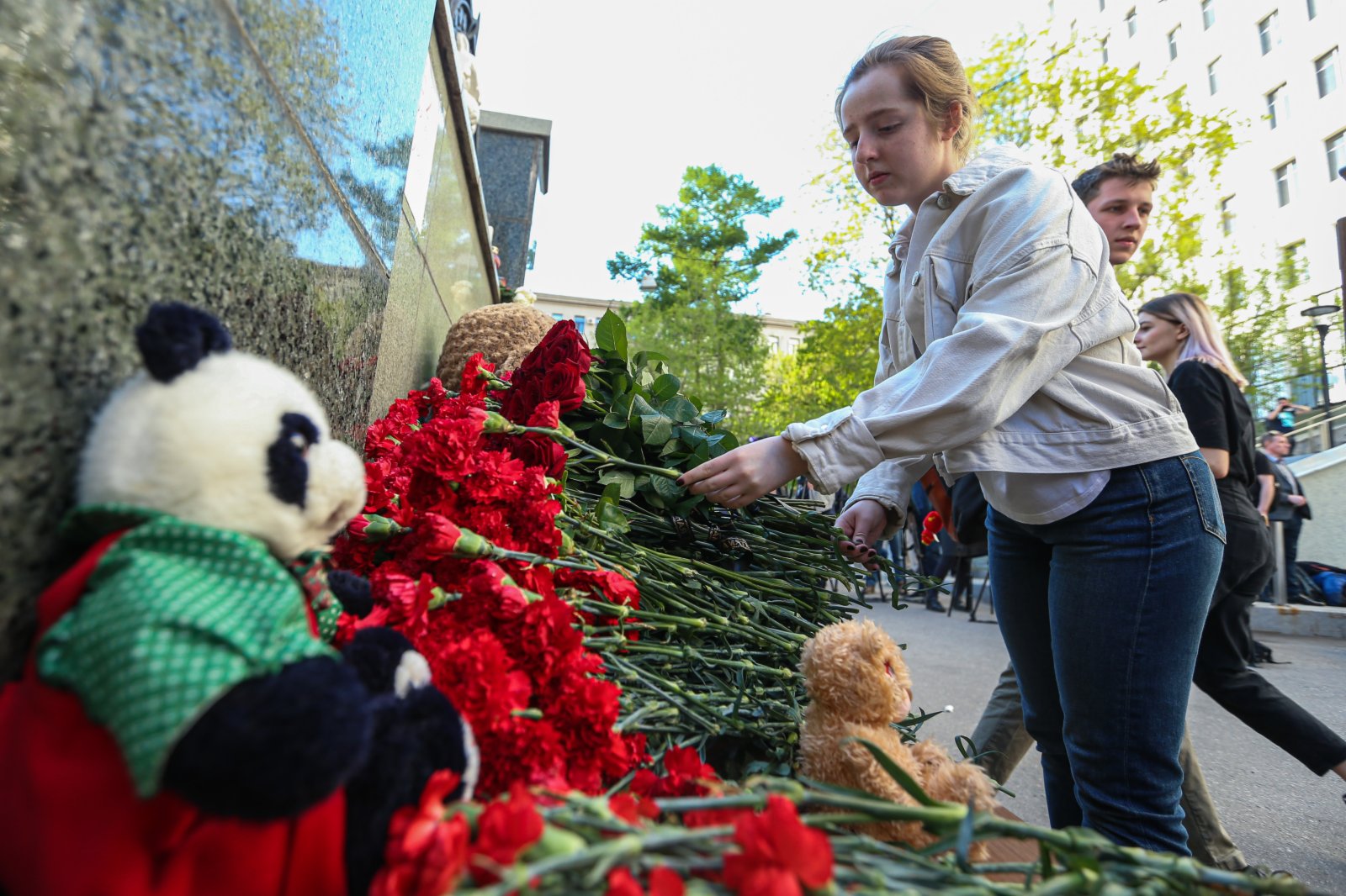 5月11日，人們來到俄羅斯韃靼斯坦共和國駐莫斯科代表處獻花，悼念喀山槍擊事件遇難者。（新華社）