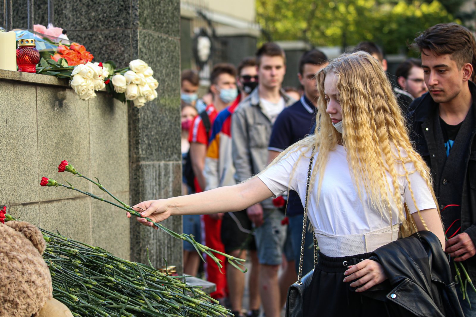 5月11日，人們來到俄羅斯韃靼斯坦共和國駐莫斯科代表處獻花，悼念喀山槍擊事件遇難者。（新華社）