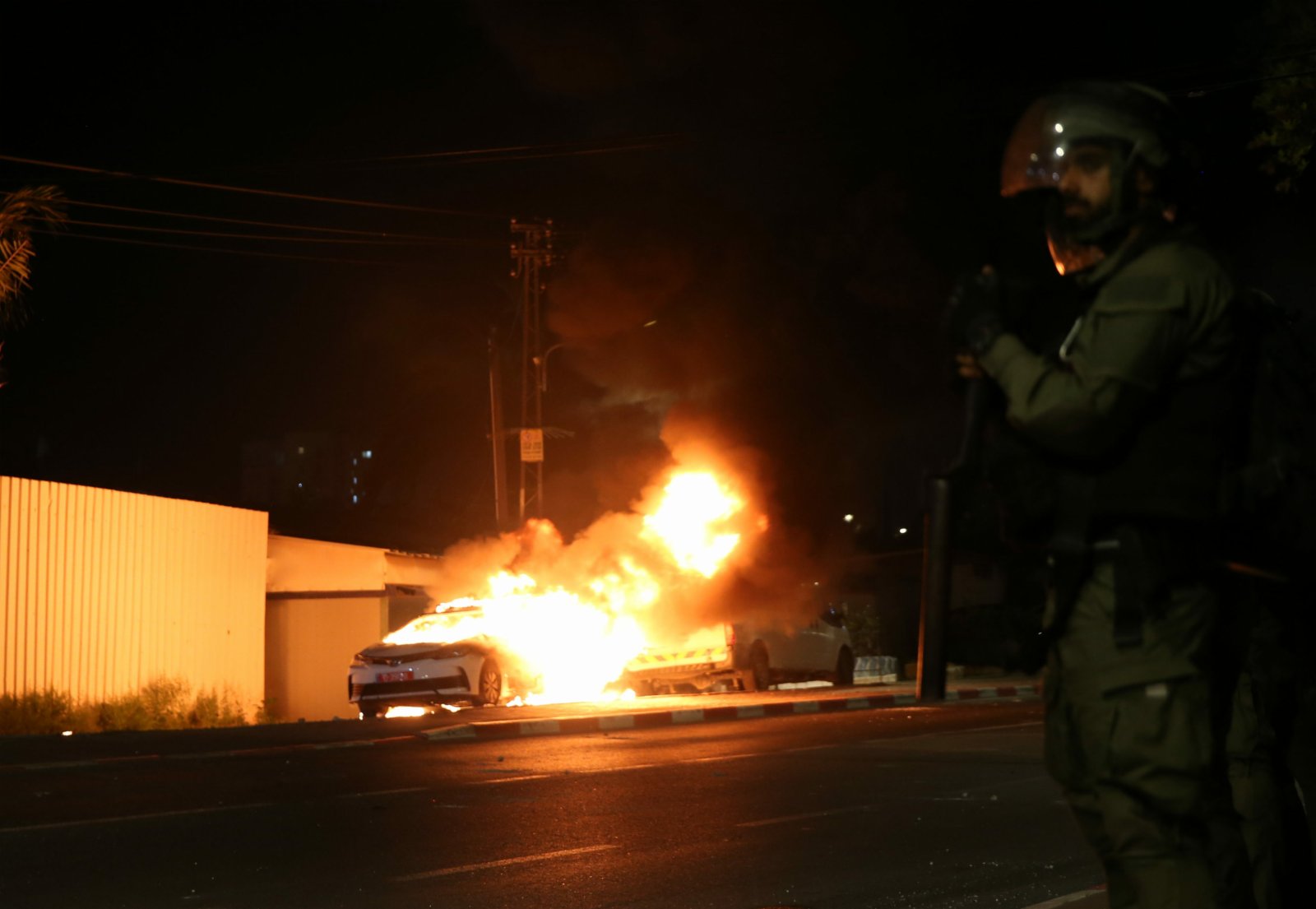 5月12日，以色列安全人員在中部城市盧德警戒。（新華社）