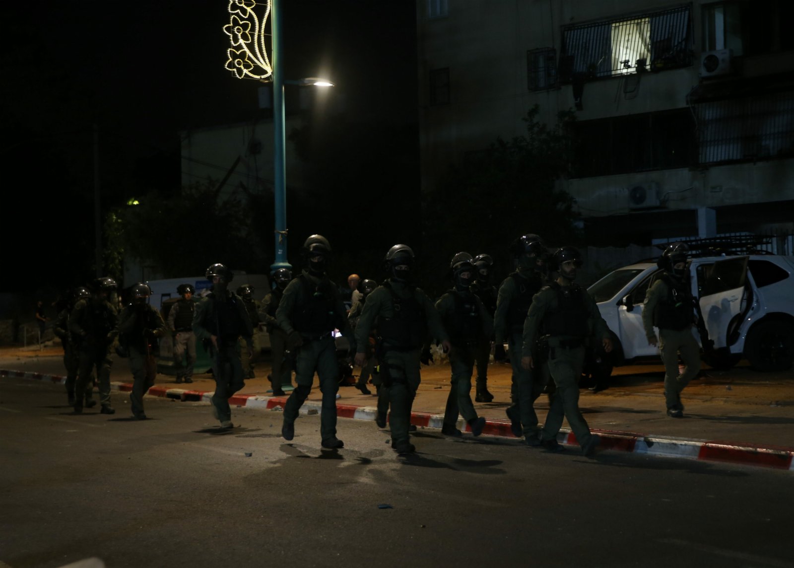 5月12日，以色列安全人員在中部城市盧德巡邏。（新華社）