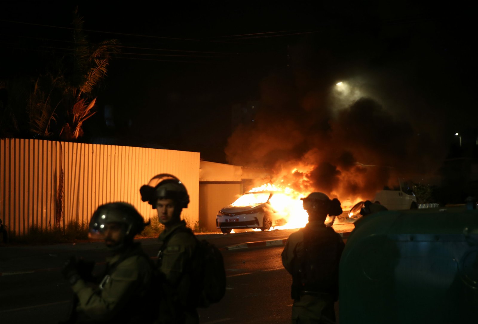 以色列總理辦公室12日淩晨發表聲明宣布，以中部阿拉伯人與猶太人混居城市盧德進入緊急狀態。（新華社）
