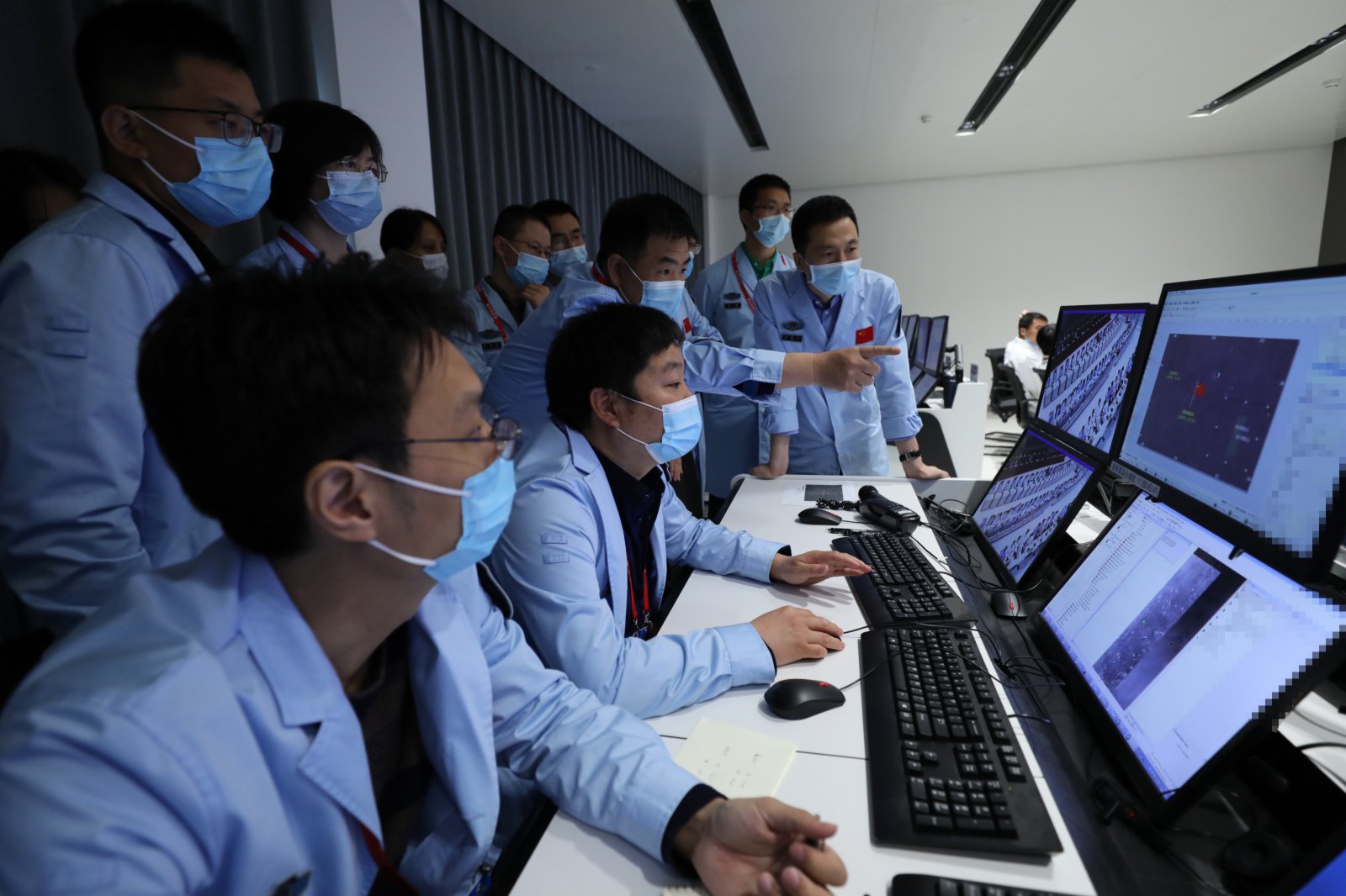 5月15日，航天科研人員在北京航天飛行控制中心監測「祝融號」火星車工作情況。新華社