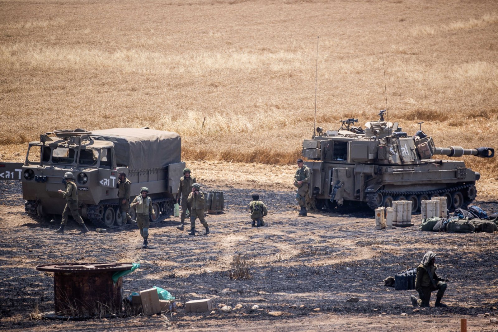 這是5月14日在以色列南部城市斯代羅特附近拍攝的以軍士兵。