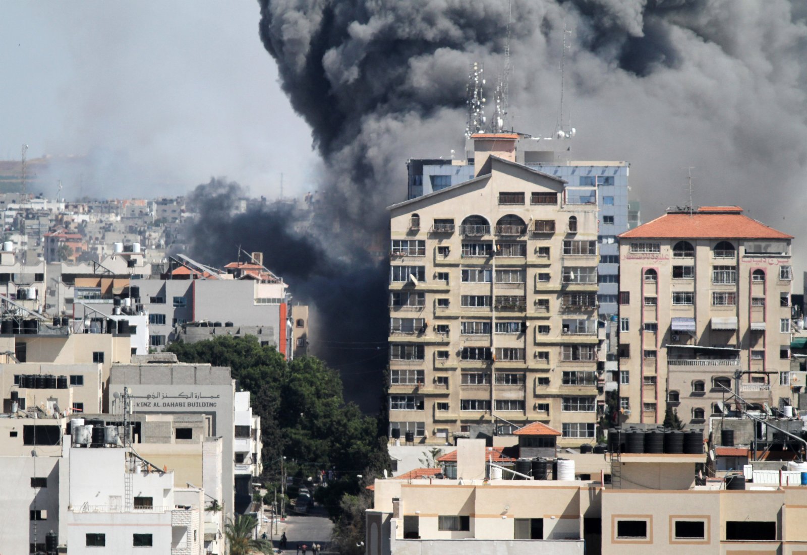 5月15日，加沙地帶一棟多家媒體所在大樓被以軍空襲後冒出濃煙。（新華社）