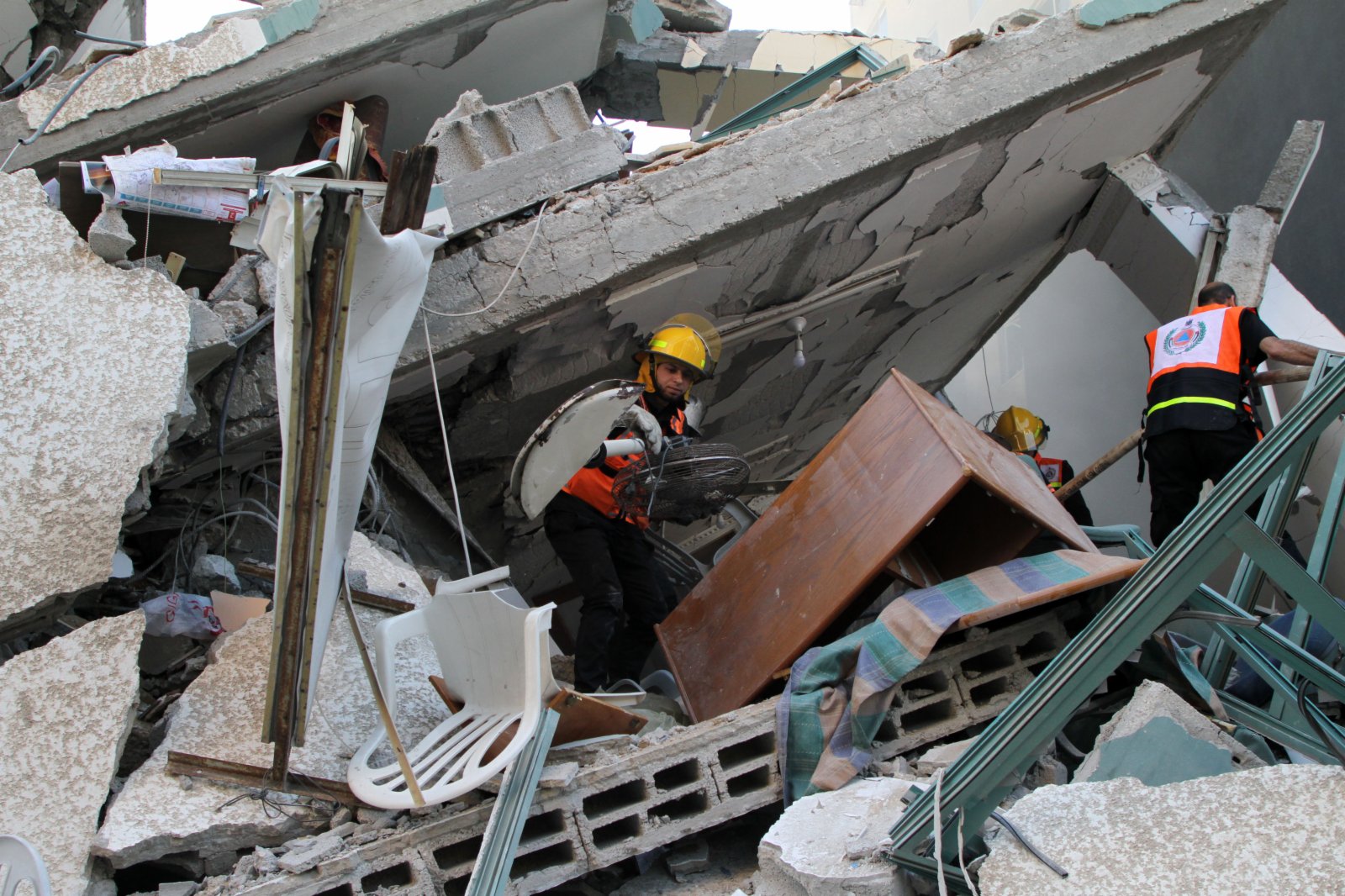 5月15日，巴勒斯坦人查看被以軍空襲過後的位於加沙地帶的一棟多家媒體所在大樓。（新華社）