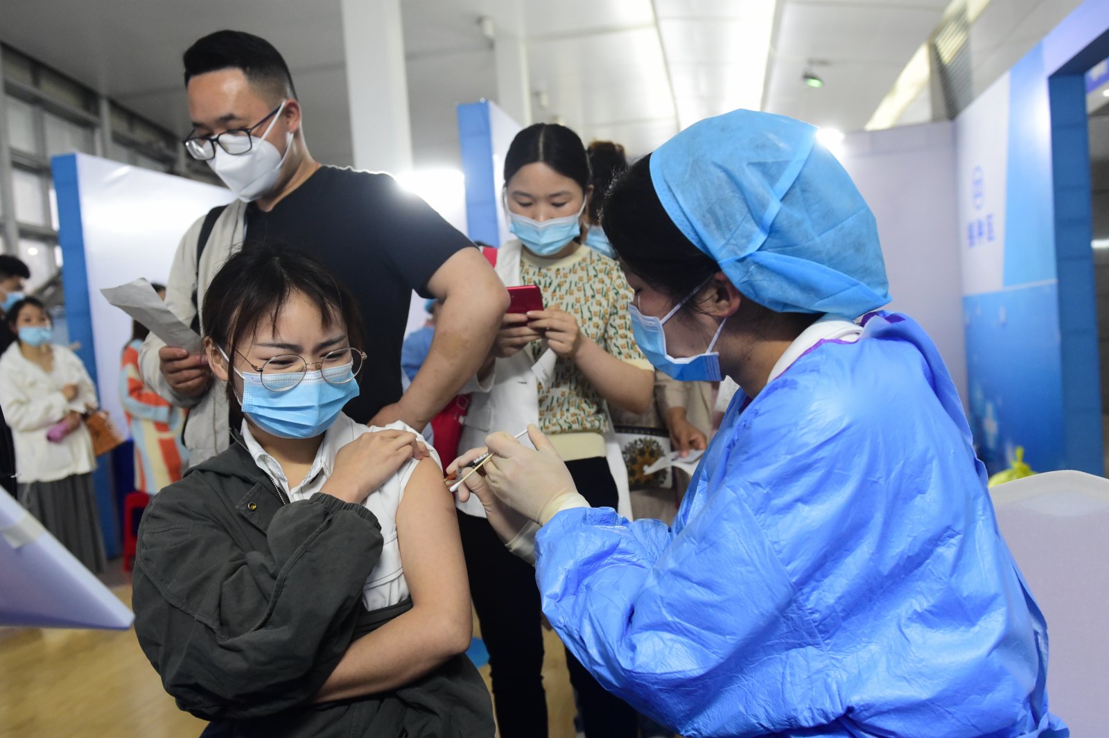 5月16日，在合肥市蜀山區奧體中心方艙接種點，市民進行新冠疫苗接種。（新華社）