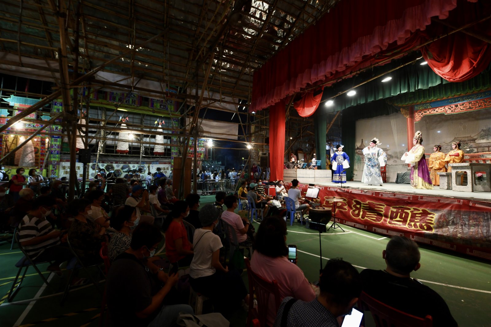 圖為長洲太平清醮神功戲。（中新社）