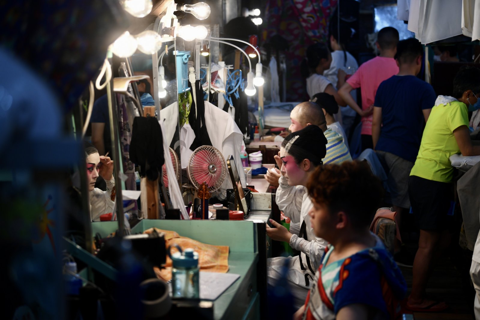 圖為戲棚內人員為演出進行準備。（中新社）