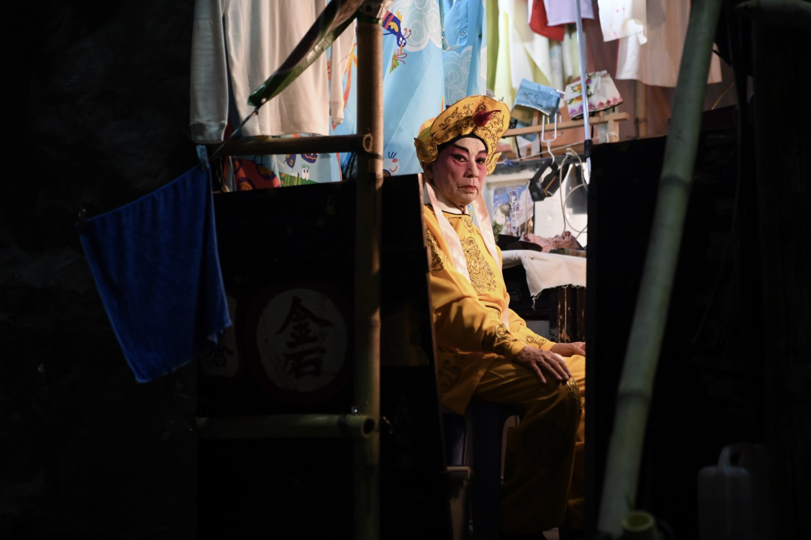 圖為表演者於戲棚內等候演出。（中新社）