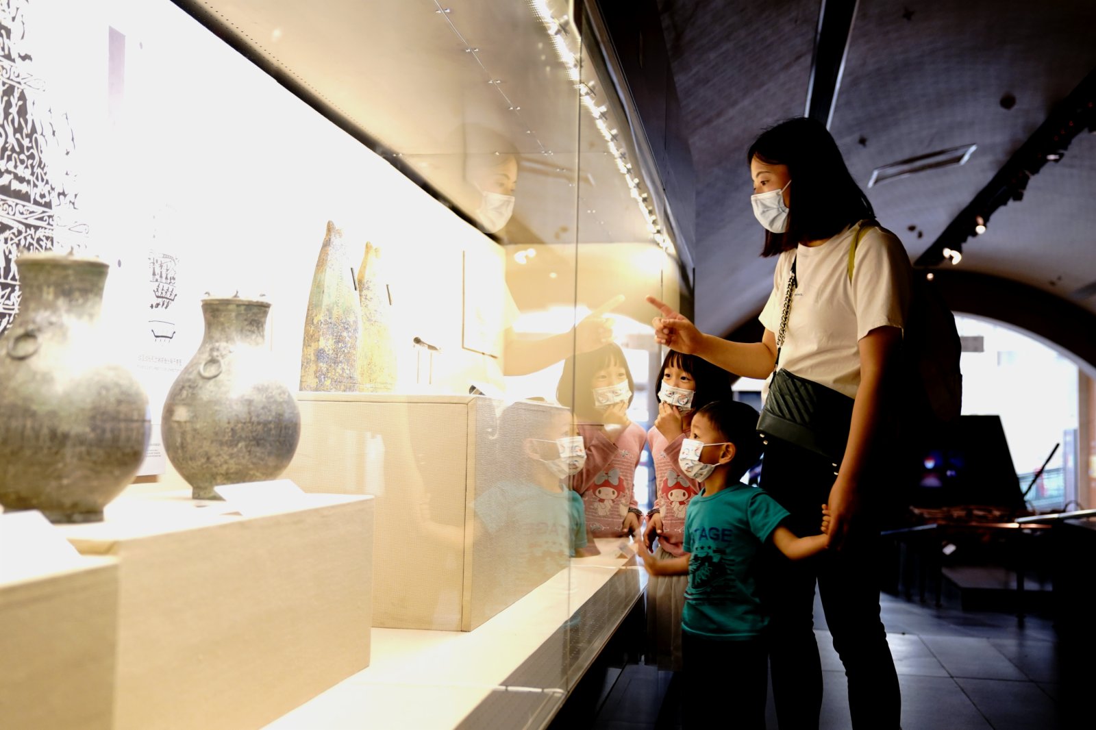 5月18日，觀眾在中國航海博物館參觀。（新華社）