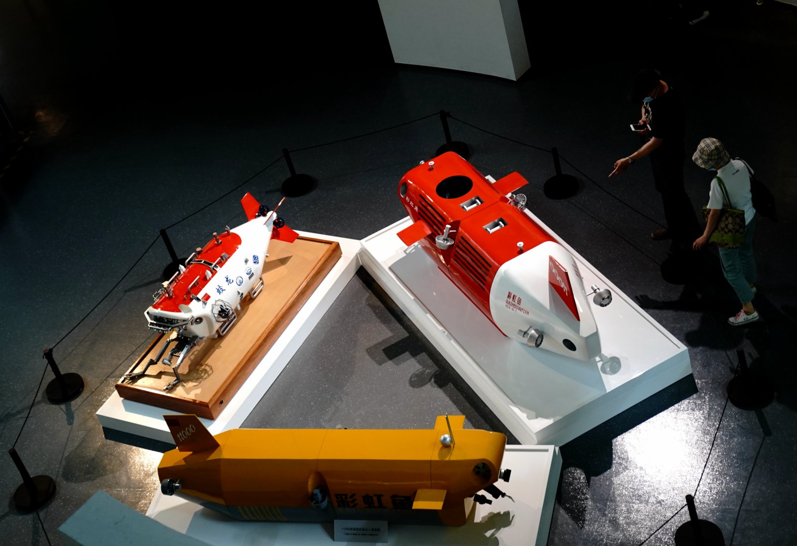 5月18日，觀眾在中國航海博物館參觀。（新華社）