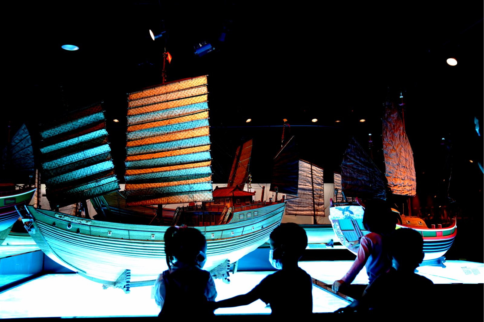 5月18日，小朋友在中國航海博物館參觀。（新華社）