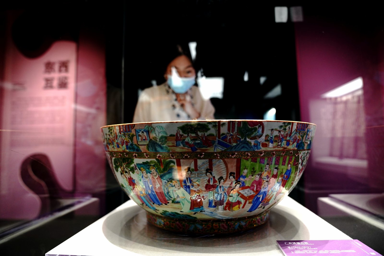 5月18日，觀眾在中國航海博物館參觀。（新華社）