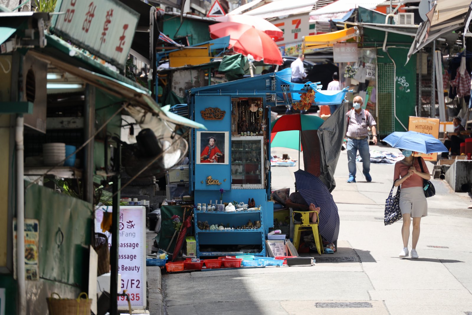 疫情持續下的香港中環街頭，不少食肆商店關閉，街道也較為冷清。（香港中通社）  