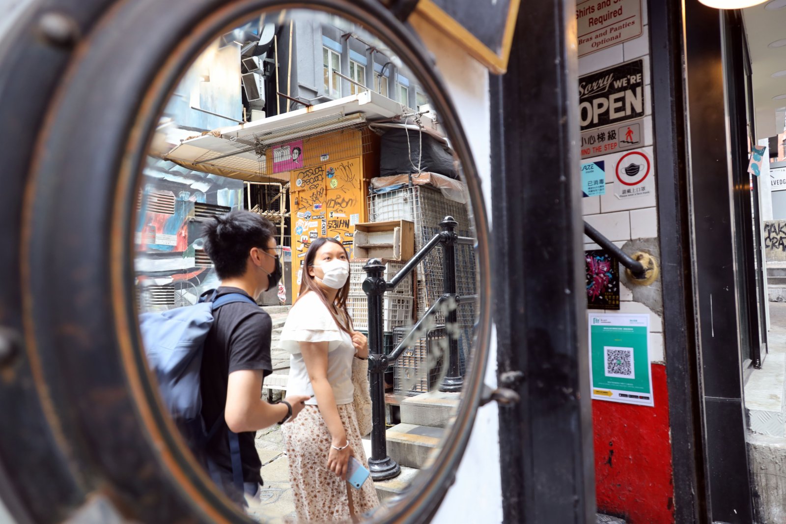 行走在中環，感受這裏的中西與古今、傳統與創意、繁華與寧靜。（香港中通社）  