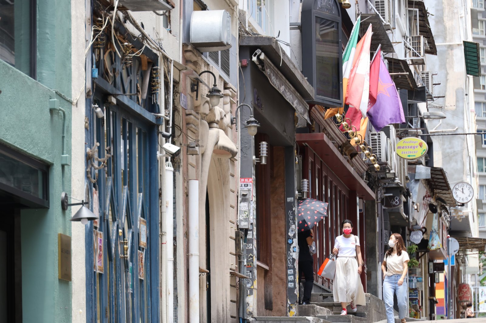 疫情持續下的香港中環街頭，不少食肆商店關閉，街道也較為冷清。（香港中通社）  