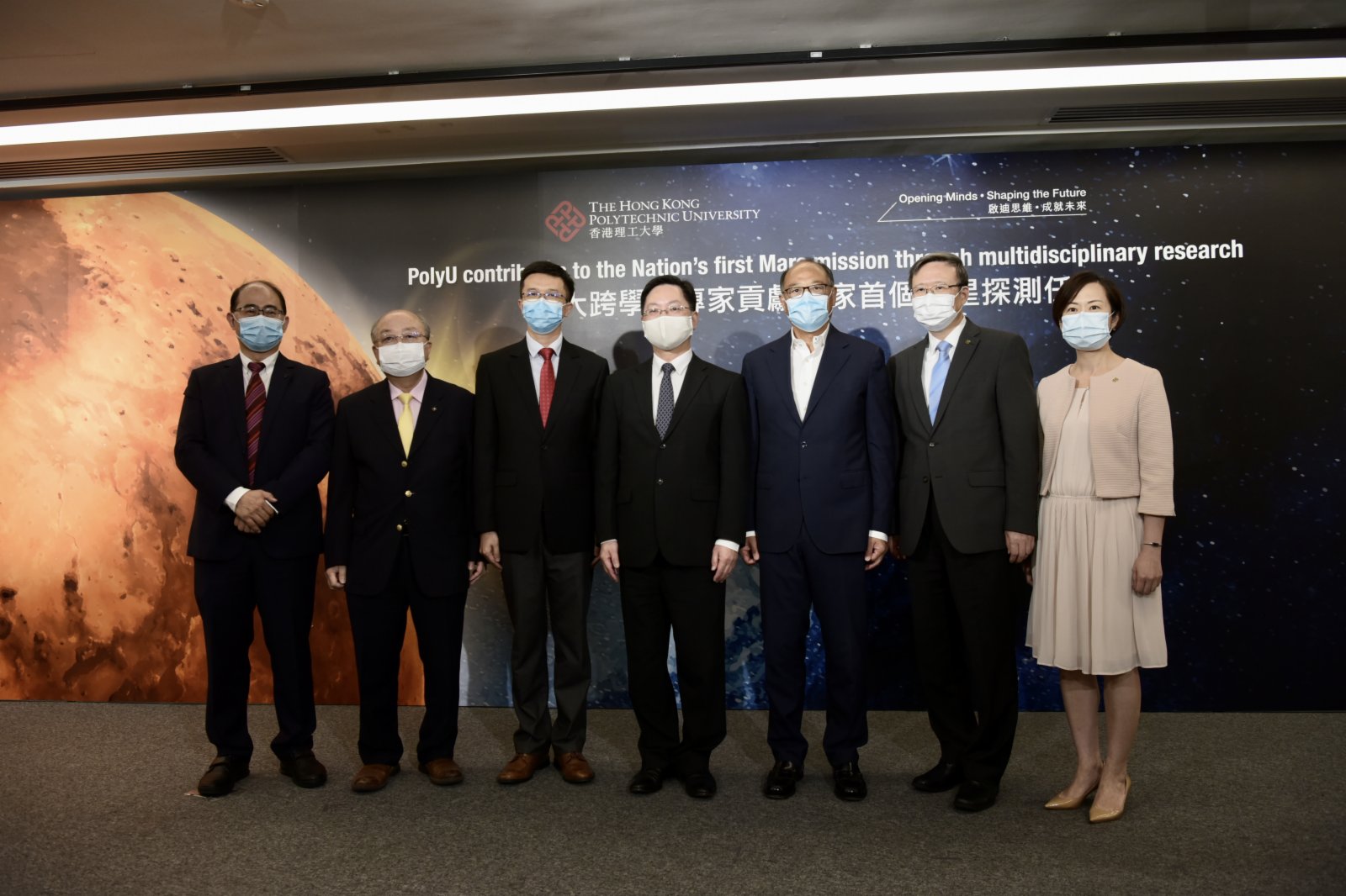 圖為嘉賓與理大科研團隊合影。 