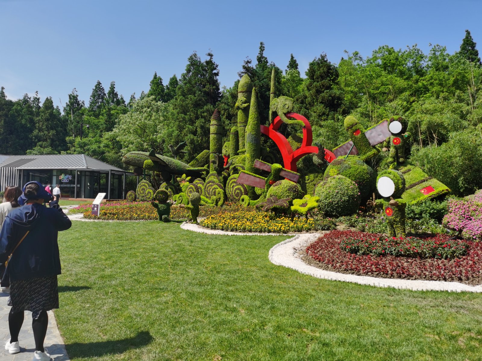在園區內,還有眾多巨型植物「雕塑」,講述著中國發展復興故事。 在園區內,還有眾多巨型植物「雕塑」,講述著中國發展復興故事。