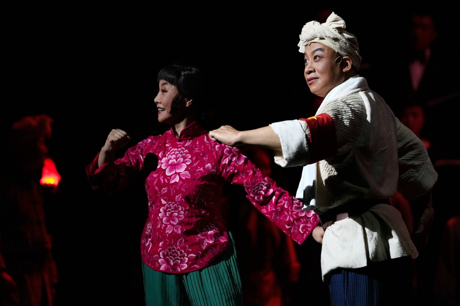 5月26日晚，在西安廣電大劇院，飾演王貴的李小雄（右）為觀眾表演秦腔現代戲《王貴與李香香》。（新華社）