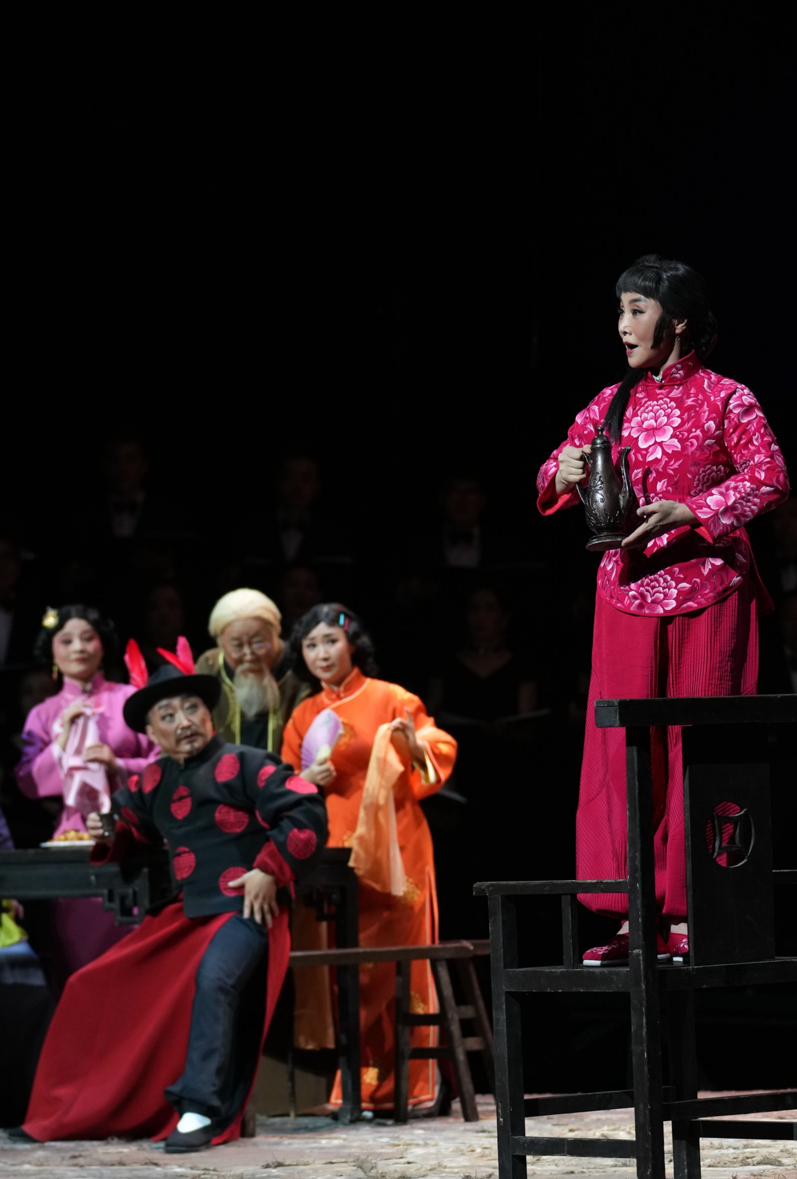 5月26日晚，在西安廣電大劇院，飾演李香香的柳萍（右前）為觀眾表演秦腔現代戲《王貴與李香香》。（新華社）